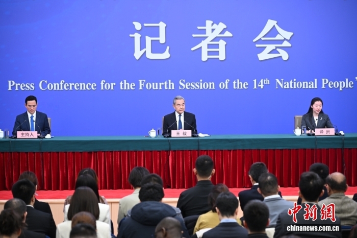 3月8日上昼10时，104届齐邦人年夜4次集会正在梅天亚要旨消息宣布厅举办记者会，聘请中同中心政事局委员、中接部少王毅便“华夏中接策略战对于中联系”相干题目归问中中记者发问。中新社记者 田雨昊 摄